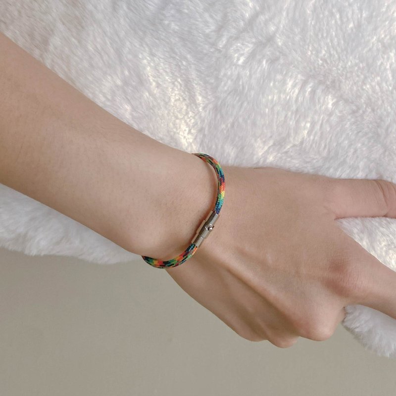 Pride | Minimalist Genderless Bracelet LQBTQ Bracelet Rainbow Rainbow Jewelry - สร้อยข้อมือ - สแตนเลส หลากหลายสี