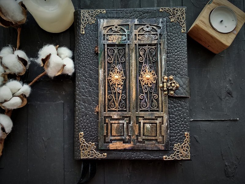 Large door journal witch grimoire for sale Gothic spell book of shadows - 筆記簿/手帳 - 紙 黑色