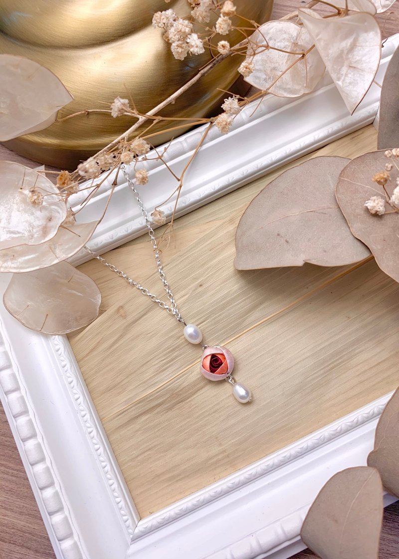 【Re-Re】 Silk Flora - Double Pearl Little Rose Necklace - สร้อยคอ - ผ้าไหม สึชมพู