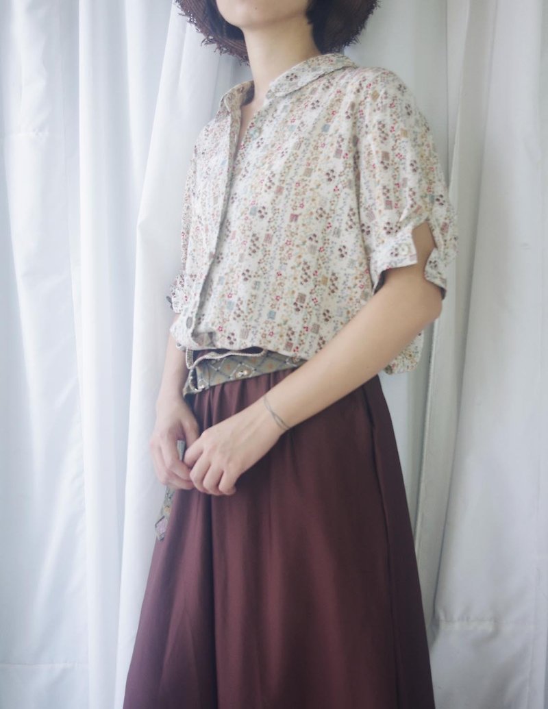 Treasure Hunting Vintage - Country Floral Print Sleeve Vintage Tail - Women's Shirts - Polyester Khaki
