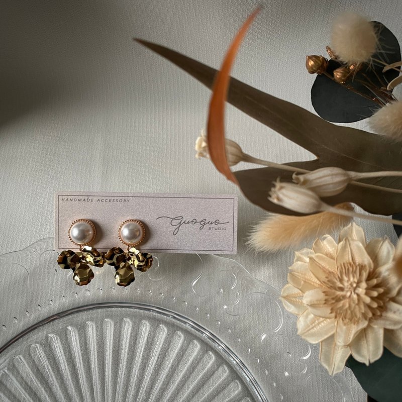 Golden Pengpeng skirt earrings and Clip-On - Earrings & Clip-ons - Precious Metals Gold