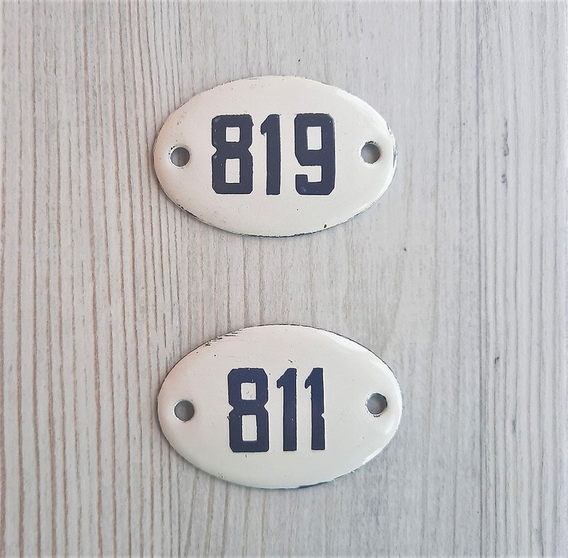 811 819 vintage enamel metal door number sign address white black plaque small - ม่านและป้ายประตู - โลหะ 