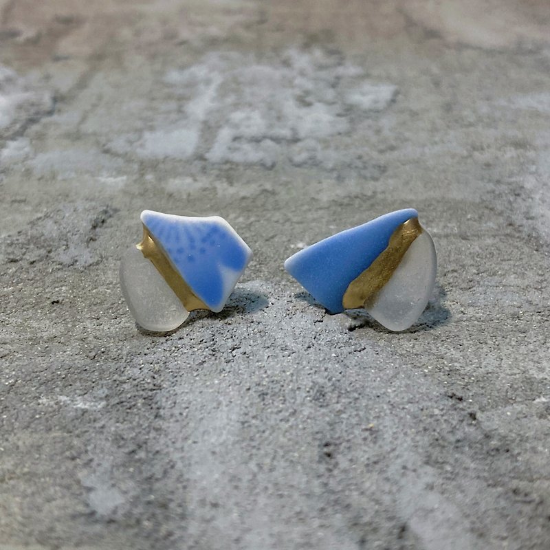 海玻璃&海陶器的金繼耳針/ 耳夾【SAKURA】白色 x 藍色 - 耳環/耳夾 - 不鏽鋼 藍色