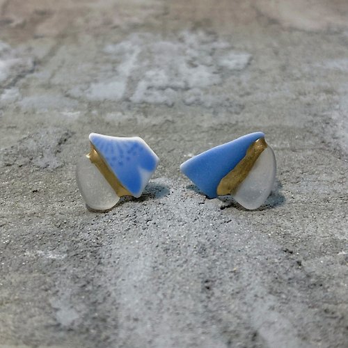 hema-glass 海玻璃&海陶器的金繼耳針/ 耳夾【SAKURA】白色 x 藍色