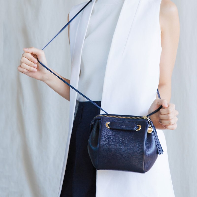 CUDDLE BAG - MINIMAL STYLE WOMAN GENUINE LEATHER BAG-NAVY/DARK BLUE - 側背包/斜孭袋 - 真皮 藍色
