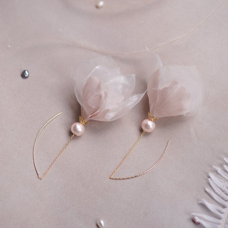 Misa | 唯美粉色大瓣細耳針棉珍珠耳環 - Earrings & Clip-ons - Other Materials Pink