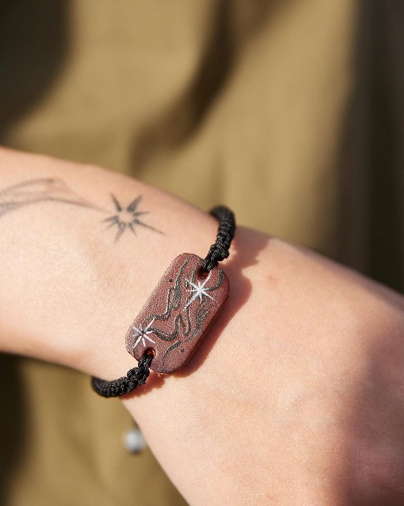 [Customized] Tattooed genuine leather minimalist hand kumihimo bracelet with Valentine’s Day gift engraving - Bracelets - Genuine Leather 