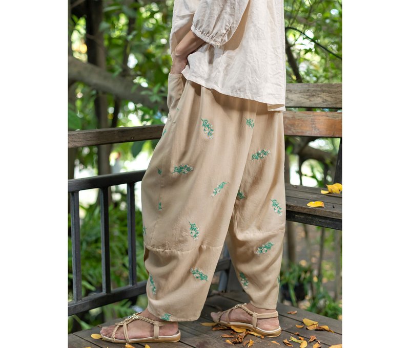 Light brown oversized embroidered cotton pants with pockets and elastic waist - 女長褲 - 棉．麻 卡其色