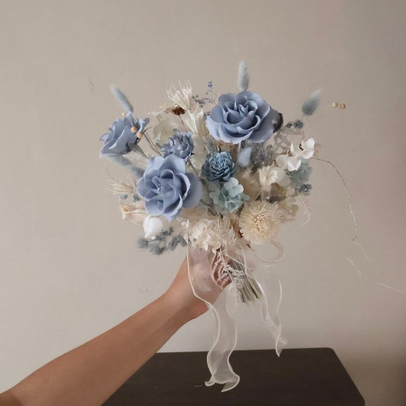 Fresh blue and white eternal flower bouquet, natural round bouquet, photo bouquet, bridal bouquet, registration bouquet - ช่อดอกไม้แห้ง - พืช/ดอกไม้ หลากหลายสี