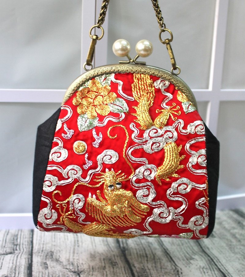 Double Dragons- Kisslog handbag with Second handed Chinese Wedding Dress  - กระเป๋าแมสเซนเจอร์ - วัสดุอื่นๆ หลากหลายสี