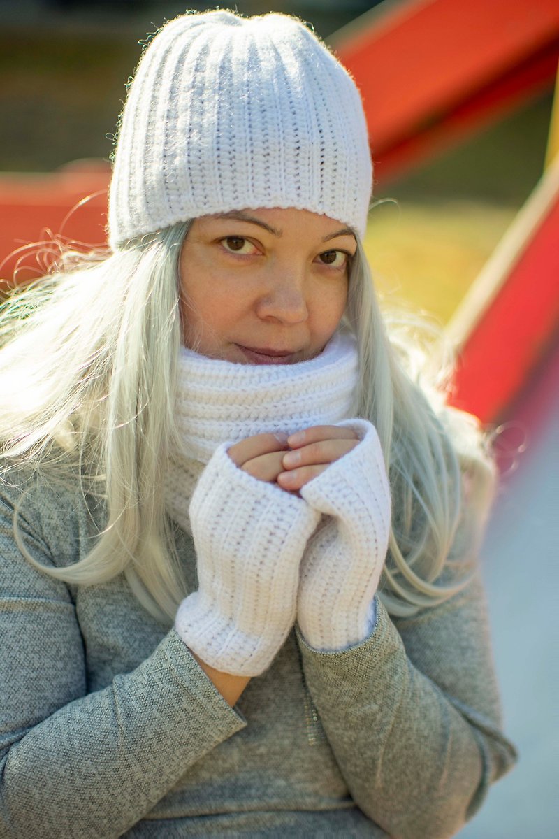White beanie hat scarf and gloves set, Womens winter neck warmer, Crochet hat - 帽子 - 羊毛 白色