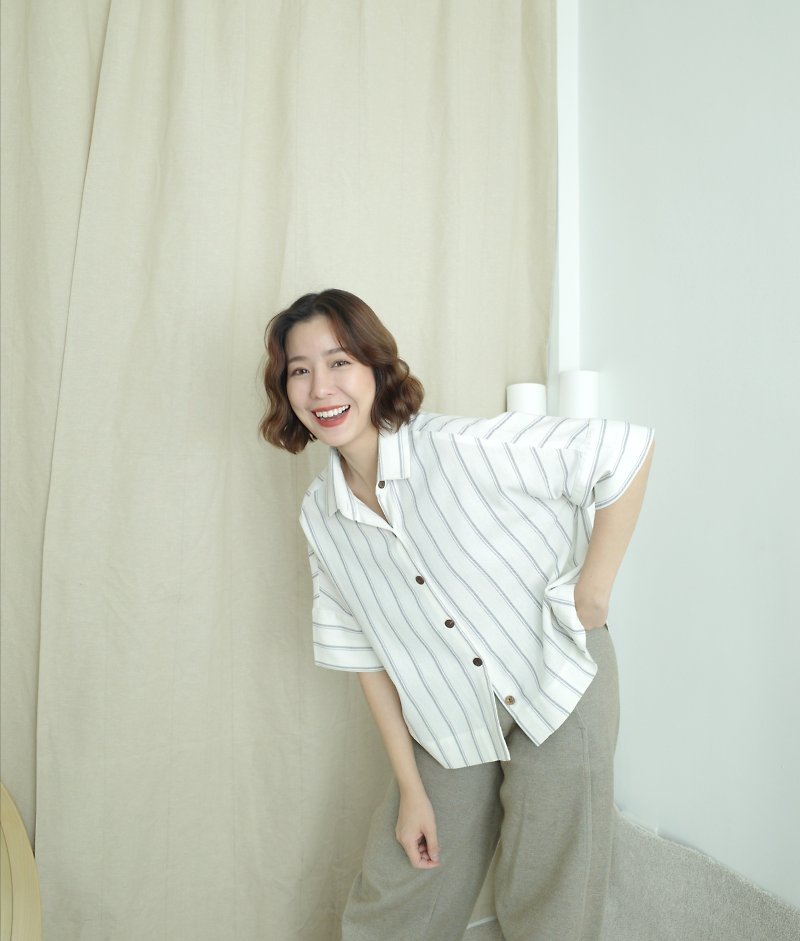 WHITEOAKFACTORY kamin linen loose half sleeve shirt with pleated back - White - 恤衫 - 棉．麻 白色