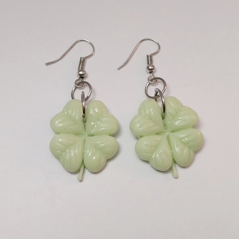 Clover Leaf Green Earring Handmade Air Dry Clay Eco Friendly Stainless Hook - 耳環/耳夾/耳骨夾 - 黏土 綠色