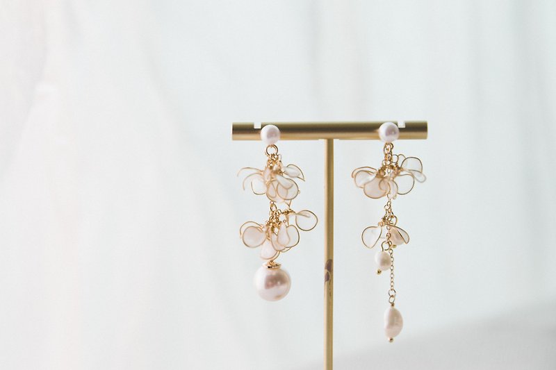 New Autumn ~ Pearl White Resin Flower Asymmetrical Earrings/Pearl Earrings er083 - ต่างหู - วัสดุอื่นๆ หลากหลายสี