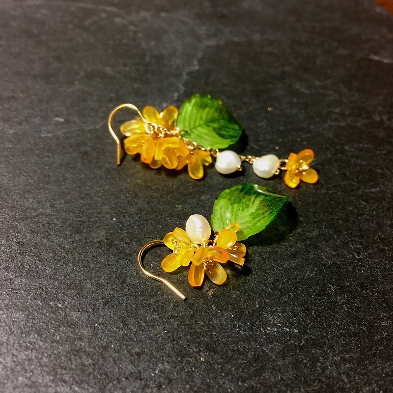 【Miniature Flower House】Golden Osmanthus. Osmanthus earrings. Hand-made Japanese resin floral decorations. Asymmetric earrings. - Earrings & Clip-ons - Resin Yellow