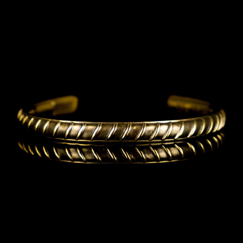 Classic mens cuff bracelet Armature, unisex handmade solid brass c shape bangle - 手鍊/手環 - 其他材質 金色