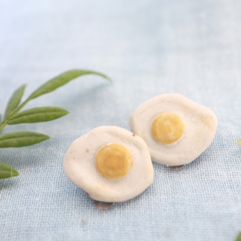 handmade ceramic earrings - fried egg - clip on earrings - 耳環/耳夾 - 陶 黃色