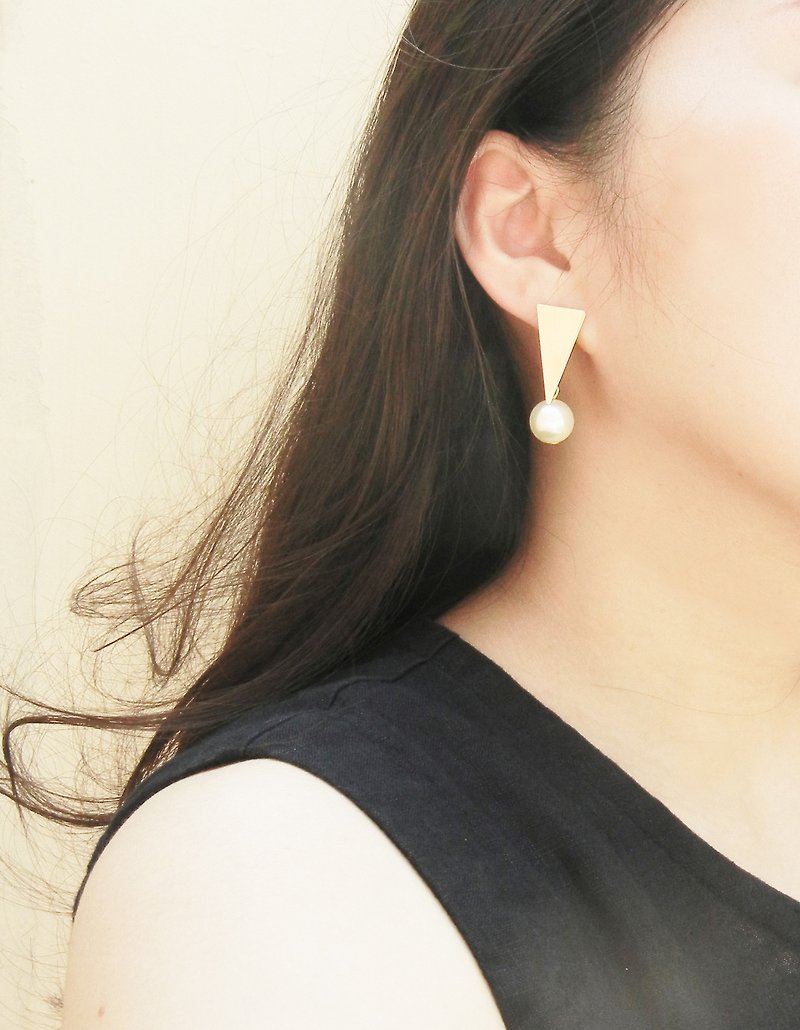 *coucoubird*large triangle pendant pearl earrings - ต่างหู - โลหะ สีทอง