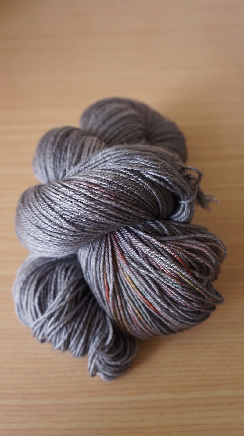 Hand dyed thread - silky blue sheep (smoky gray black) - เย็บปัก/ถักทอ/ใยขนแกะ - ขนแกะ 