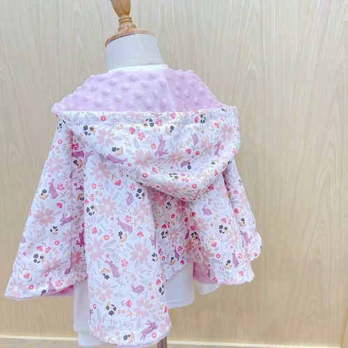 Lianne baby 梨安手工嬰兒禮物 彌月禮 新生兒見面禮 周歲禮 花間粉兔 雙面保暖嬰幼兒斗篷 嬰兒禮物 周歲禮 滿月禮 彌月禮盒