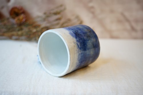 ピンクの手作りブルーマグカップ 230 ミリリットルコーヒー