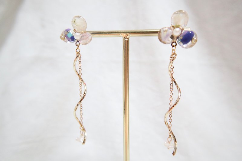 Flower series. Three-petal flower dangle mother-of-pearl earrings. purple. Made in Hong Kong - ต่างหู - เรซิน สีม่วง