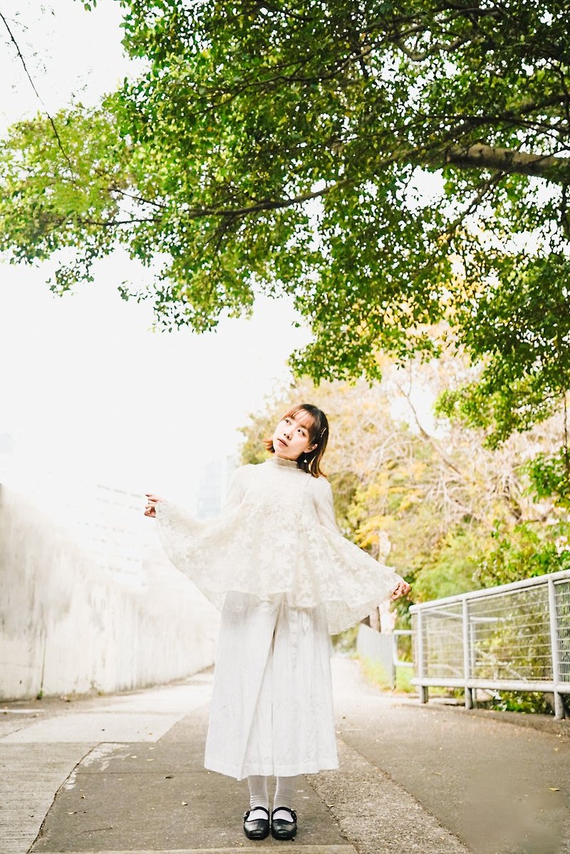 Yuri vest adjustable height concealed floral camisole - เสื้อกั๊กผู้หญิง - วัสดุอื่นๆ ขาว