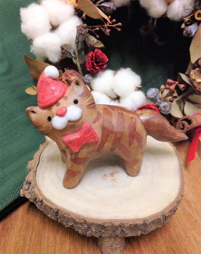 Christmas Qualification - Red Hat Substitute Squad - Captain Clever nose cat - Items for Display - Pottery Multicolor