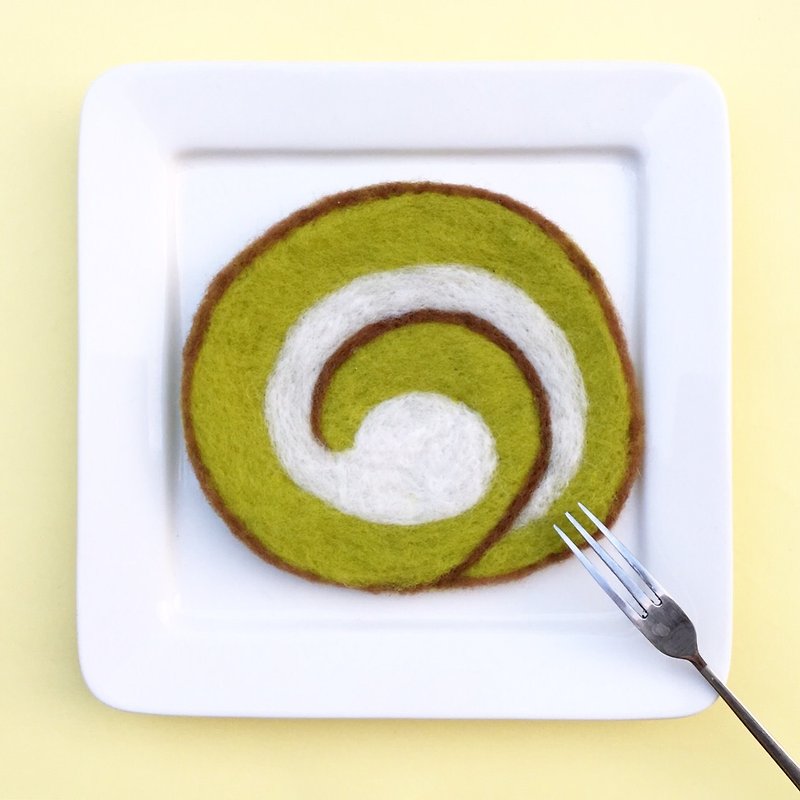 The wool felt does not look delicious matcha cake raw milk roll coaster - ที่รองแก้ว - ขนแกะ สีเขียว