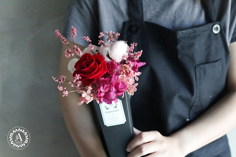 包裝花束【不凋花系列】永生玫瑰錐形盒花束 - 植栽/盆栽 - 植物．花 紅色
