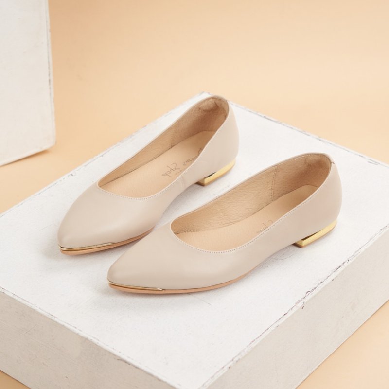 Soft cowhide_plain metal pointed toe flat shoes beige - รองเท้าบัลเลต์ - หนังแท้ ขาว