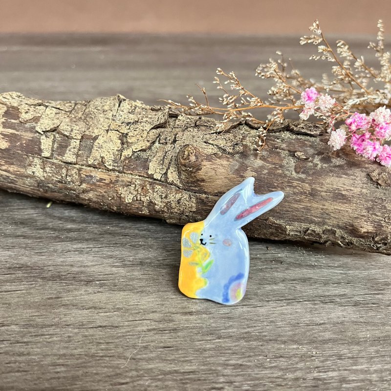 A Lu rabbit pottery pin / hand-painted original only this one - เข็มกลัด - ดินเผา หลากหลายสี