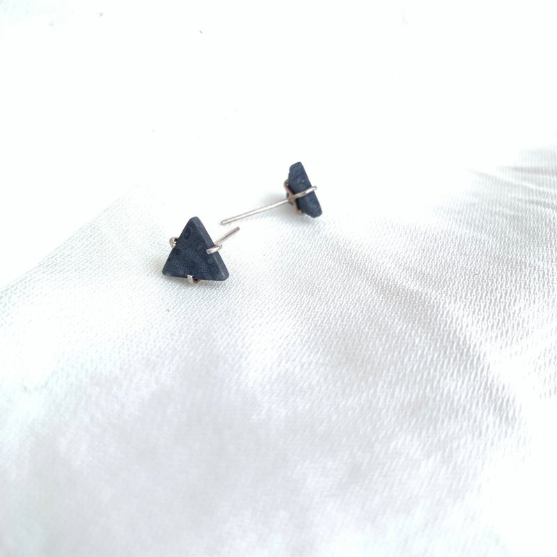 / 藍海三角洲 / 藍珊瑚三角線爪耳環 - 耳環/耳夾/耳骨夾 - 純銀 藍色