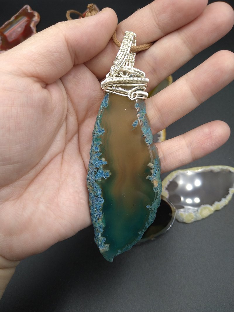 **Natural Agate Piece**Art Bronze Crystal Necklace Pendant Metal Braided Bound - Necklaces - Jade Green