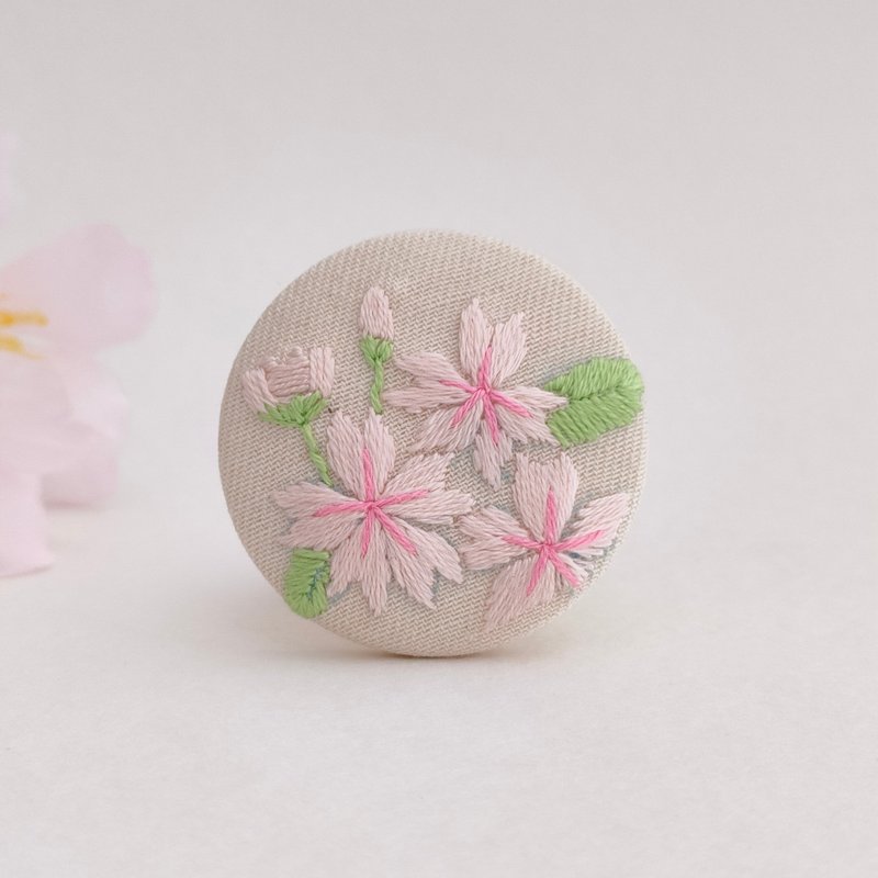 満開の桜刺繍ブローチ - 胸針 - 棉．麻 粉紅色