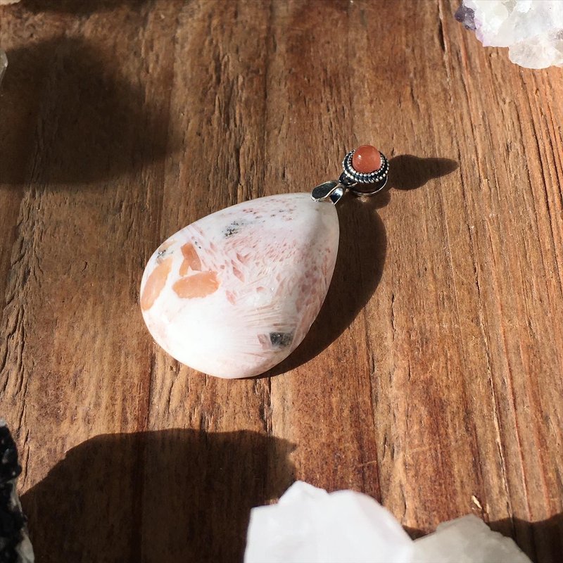 【Lost and find】Sale slightly incomplete natural stone powder transparent plaster pendant - สร้อยคอ - เครื่องเพชรพลอย สึชมพู