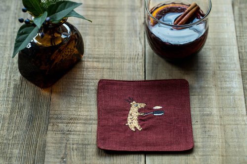 小宅作 miniroof 梅花鹿刺繡杯墊 暗紅