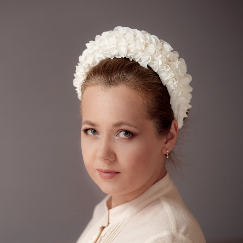 Bridal flower crown inspired by wonderful Miranda Kerr. Wedding pearl headband. - ที่คาดผม - วัสดุอื่นๆ ขาว