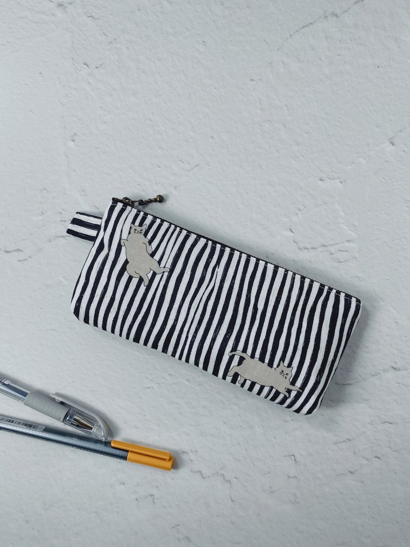 Cat occupying a bed | Zipper pencil case - Pencil Cases - Cotton & Hemp Black