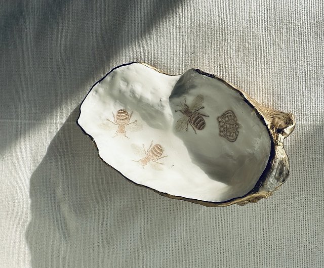 Embroidery Bee #4】手作り牡蠣殻飾り皿Ⅰ 水晶浄化皿Ⅰ 天然貝殻 ショップ a-side handmade 収納用品  Pinkoi