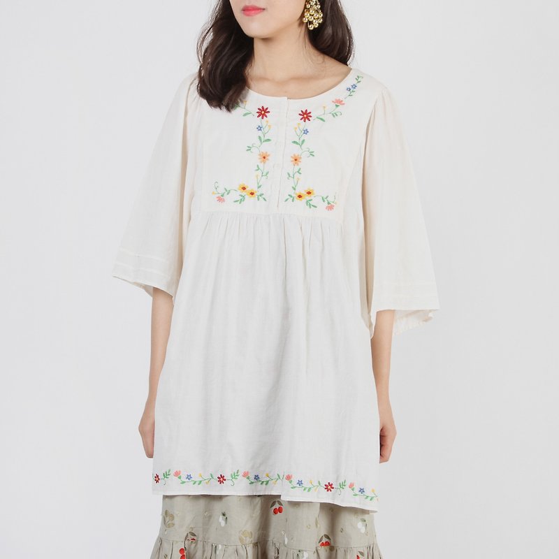 [Egg plant ancient] flower color picnic embroidery vintage wide-sleeved shirt - Women's Tops - Cotton & Hemp 