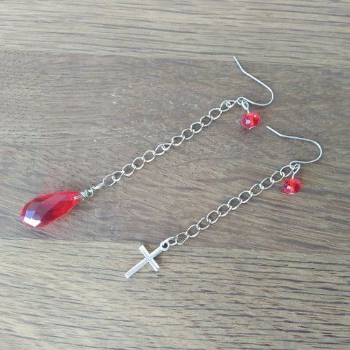 Cyberpunk Jewelry Boutique 帶有紅色淚珠和十字架魅力的動漫耳環。 角色扮演獵人耳環