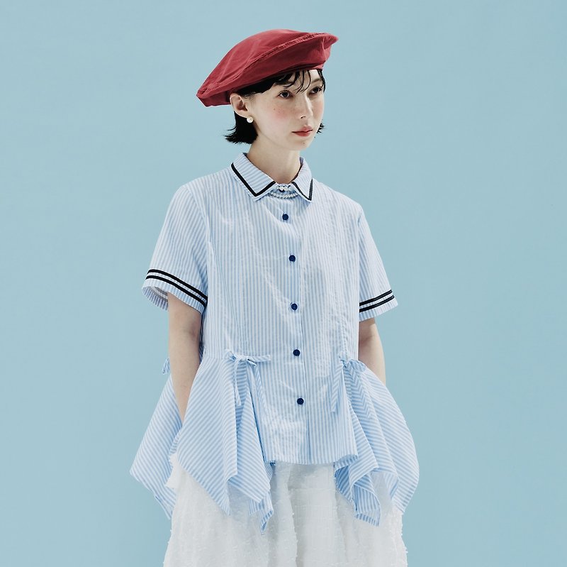 Blue and white striped irregular hem artistic shirt/short-sleeved top - เสื้อเชิ้ตผู้หญิง - ผ้าฝ้าย/ผ้าลินิน สีน้ำเงิน