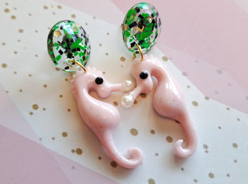 Bubbly seahorse earrings 【バニラピンク】タツノオトシゴピアス・イヤリング - 耳環/耳夾/耳骨夾 - 樹脂 粉紅色