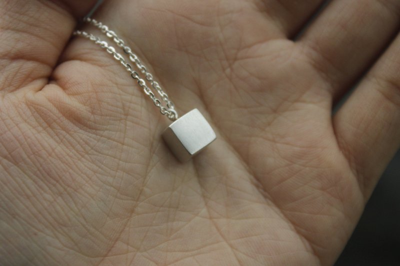 単純な小さな正方形 - ネックレス - スターリングシルバー シルバー