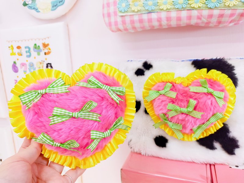 Pompom Heart brooch plush love pin - เข็มกลัด - ผ้าฝ้าย/ผ้าลินิน 