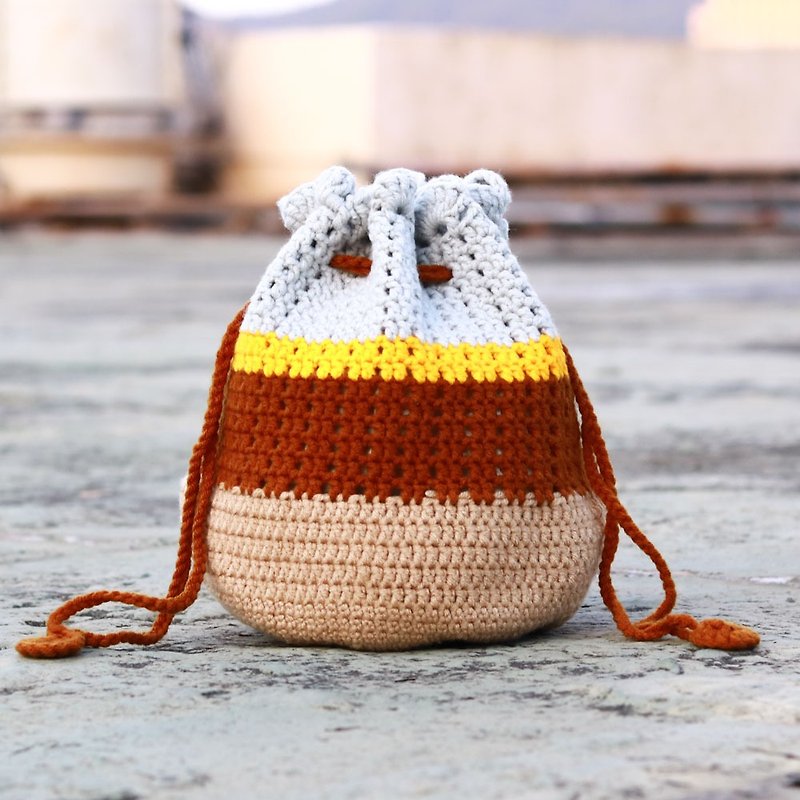 Handmade crochet drawstring bag – grey brown lace - กระเป๋าหูรูด - ผ้าฝ้าย/ผ้าลินิน สีนำ้ตาล