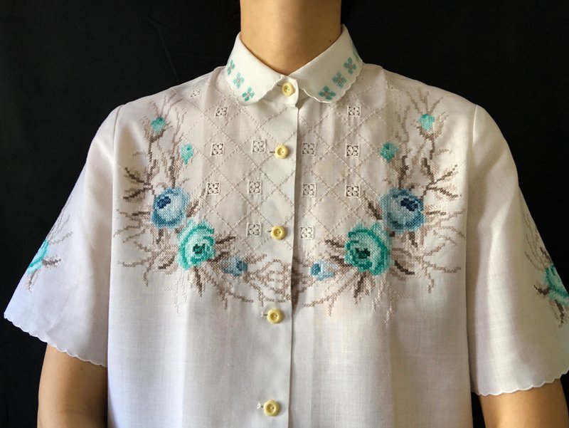 Handmade Cross Stitch Short Sleeve Top - เสื้อผู้หญิง - ผ้าฝ้าย/ผ้าลินิน 