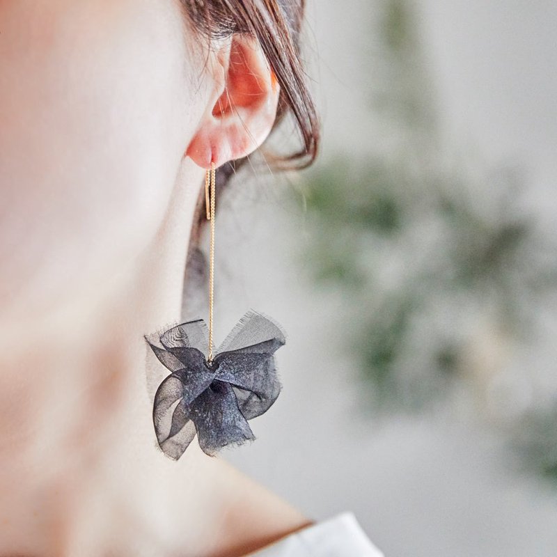 ブラック | ゆれる花咲きぽんぽんフリル | ピアス/イヤリング - ピアス・イヤリング - その他の素材 ブラック