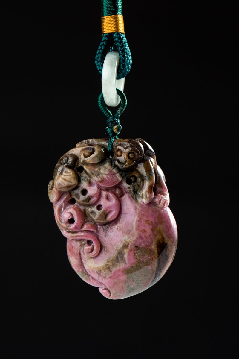 [ARTFINITY Dayi Stone Generation] Rose Stone Ruyi Monkey Presents Peach Charm - Charms - Stone Multicolor